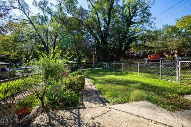 Foto del edificio - Charming 3 Bedroom/1 Bathroom Townhome in ...