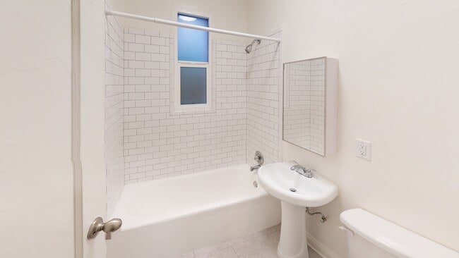 Building Photo - La Chandelle Apts...Charming building...Renovated Apartments Available...Hardwood Floors!