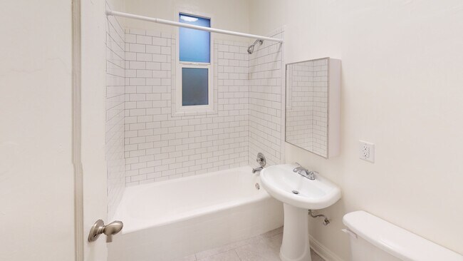 Foto del edificio - La Chandelle Apts...Charming building...Renovated Apartments Available...Hardwood Floors!