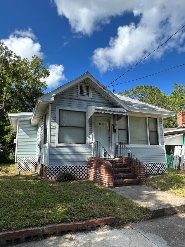 Primary Photo - 1555 W 7th St