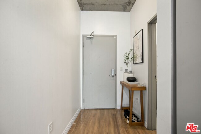 Foto del edificio - 645 W 9th St