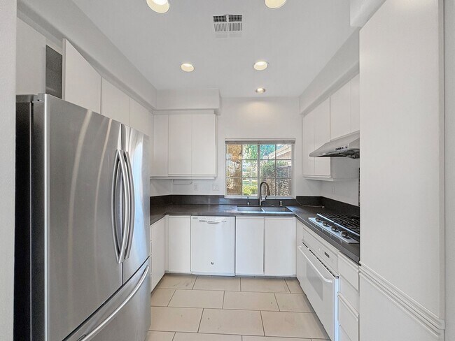 Foto del edificio - Bright & Spacious 2-Bedroom Home in Mira Mesa