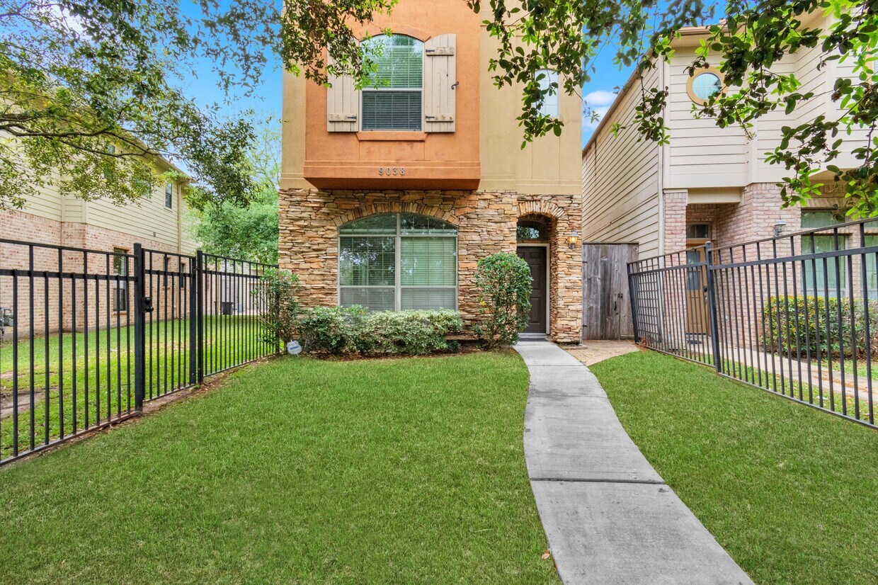 Foto principal - 9038 Lakes Dr