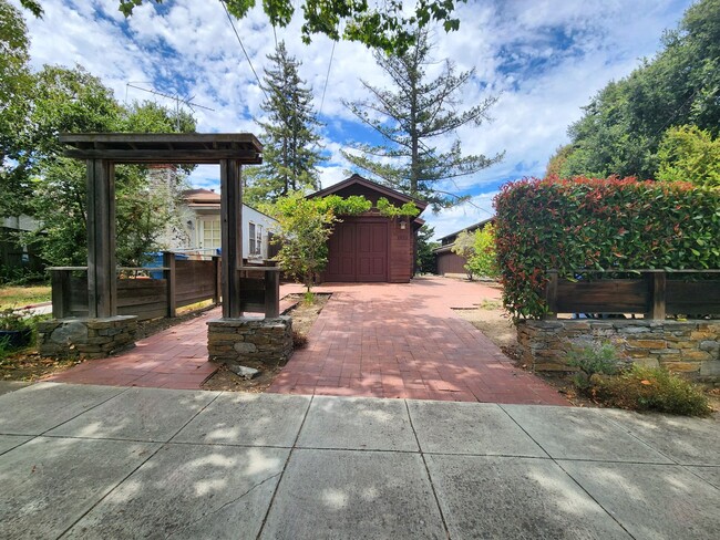 Building Photo - Gorgeous Single Family Home in Palo Alto A...