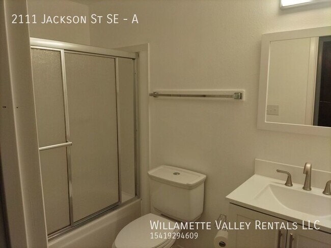 Building Photo - Unit available in Albany