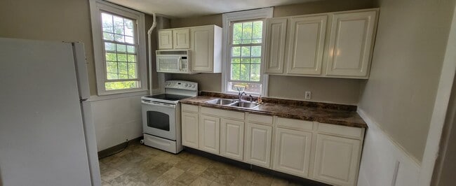 Building Photo - 363 Waterman Ave