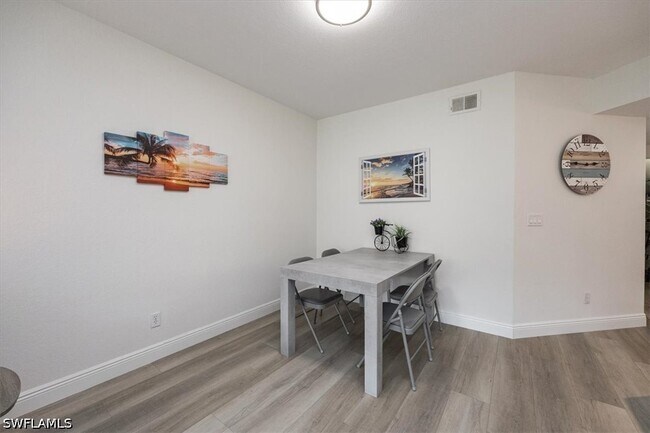 Foto del edificio - 6914 Satinleaf Rd N