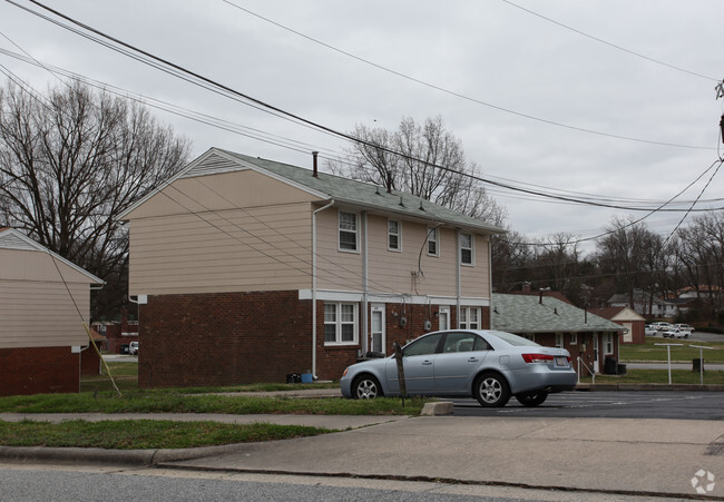 Building Photo - Cumberland Courts Apartments