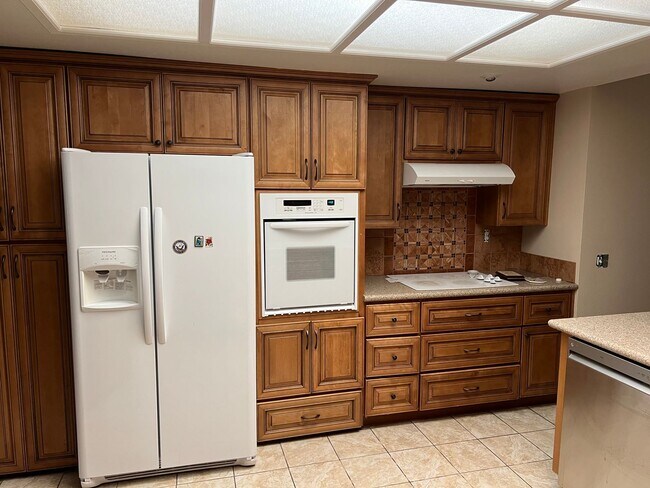 Building Photo - Nicely updated Valencia model home in Leis...