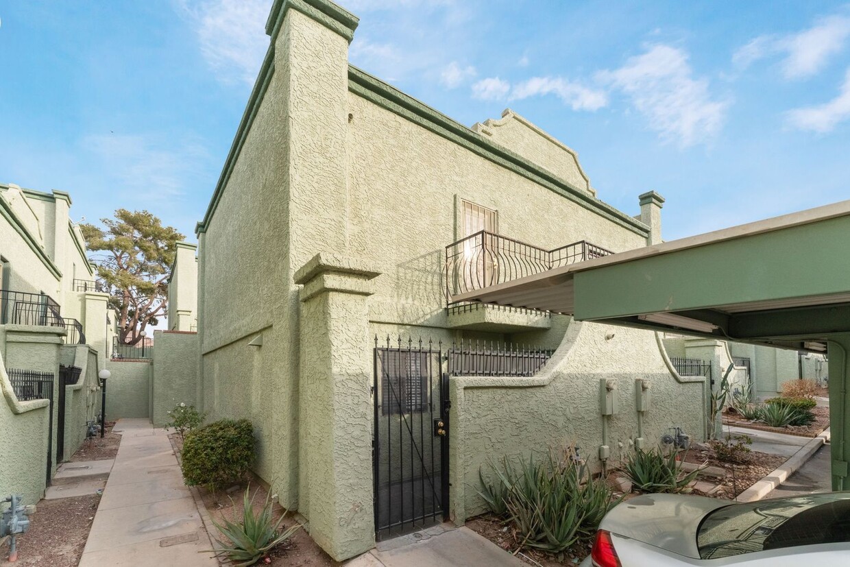 Foto principal - Charming two story townhome with all of th...