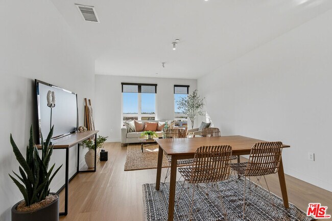 Foto del edificio - 10601 Washington Blvd