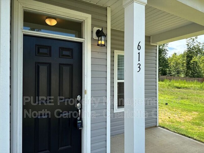 Foto del edificio - 613 Oak Forest Lane