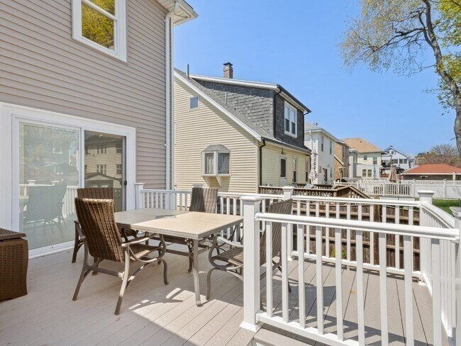 Foto del edificio - 16 Lenoxdale Ave