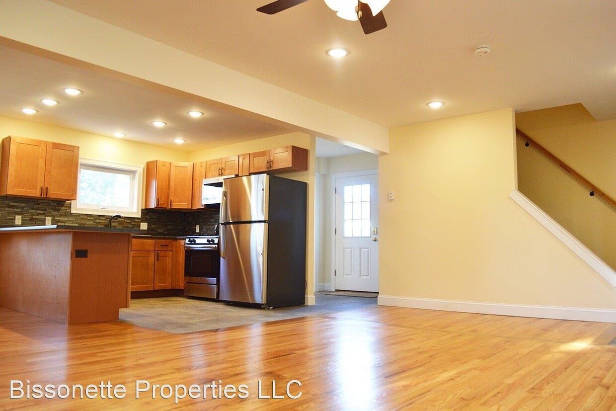 Primary Photo - 5 br, 2.5 bath House - 272 Manhattan Drive