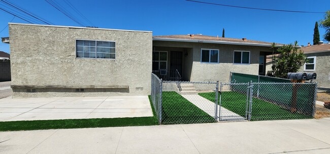 Building Photo - 2307 Kenmere Ave