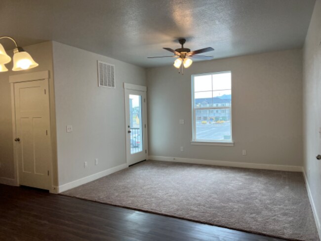 Building Photo - 1922 3330 W