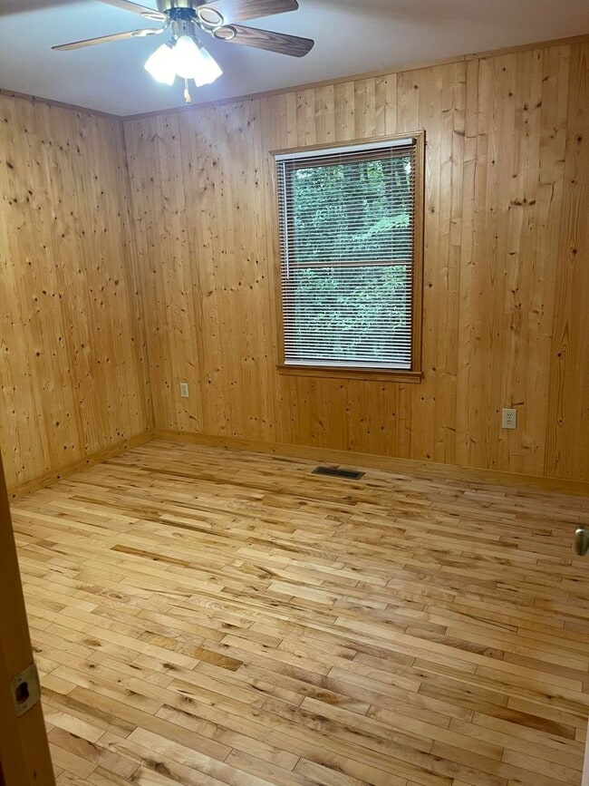 Building Photo - Charming Cabin