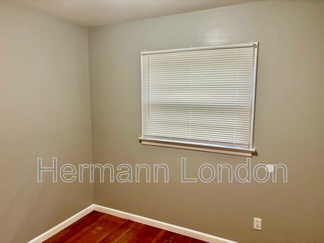 Foto del edificio - 1451 Fairmeadows Lane