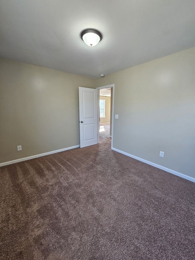 Building Photo - Great Home With Garage Parking Near Downto...