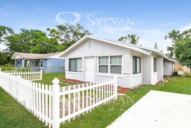 Building Photo - Cute, cozy and comfortable