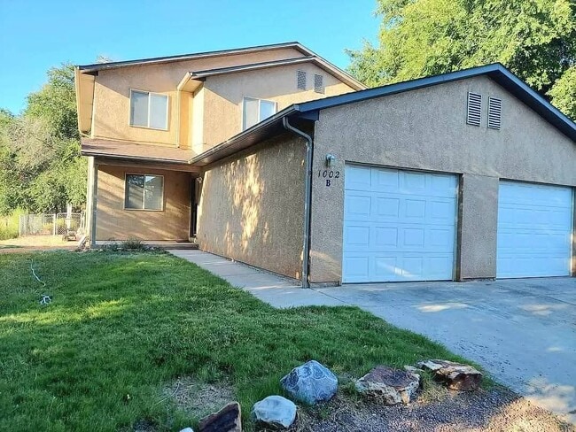 Duplex For Rent in Lincoln Park CO