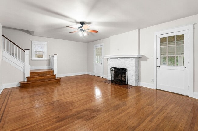 Foto del edificio - Single family home with hardwood floors th...