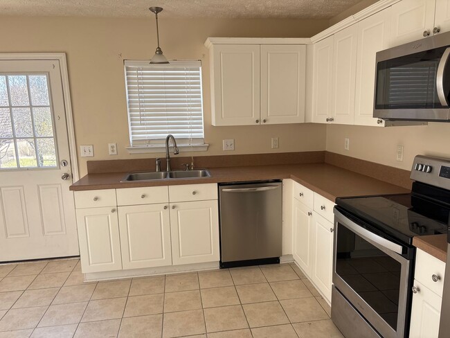 Foto del edificio - AVAILABLE NOW!