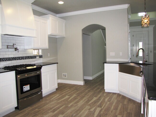 Foto del edificio - Upscale 4 Bed, 2.5 Bath Available in Fayetteville!
