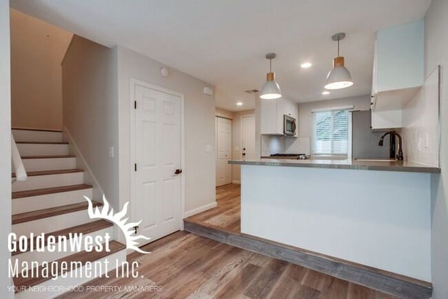 Building Photo - Stunning Two-Story 2Bdm 2.5Ba Townhome in ...