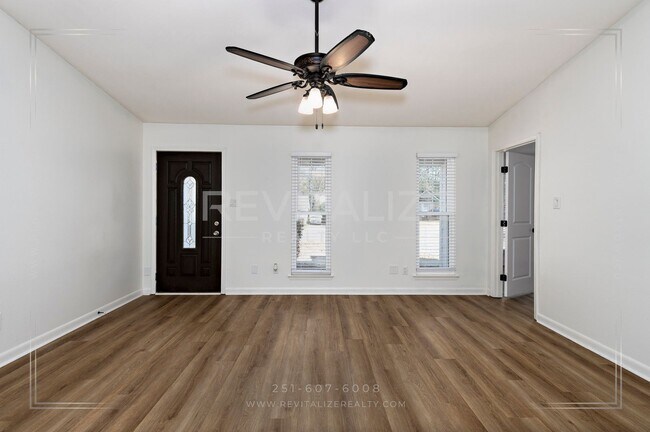 Foto del edificio - Beautifully Remodeled 4 Bed / 2 Bath Home near Airport Blvd