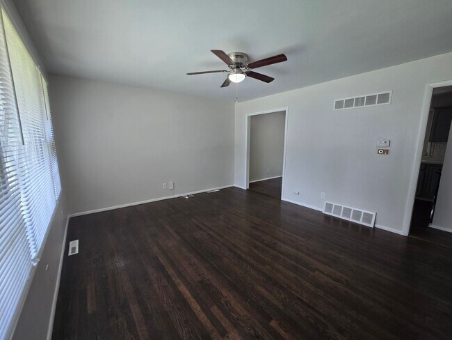 Building Photo - Newly renovated 3 bedroom Move in now