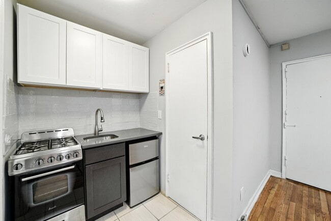819-Studio Kitchenette - Claremont Holdings