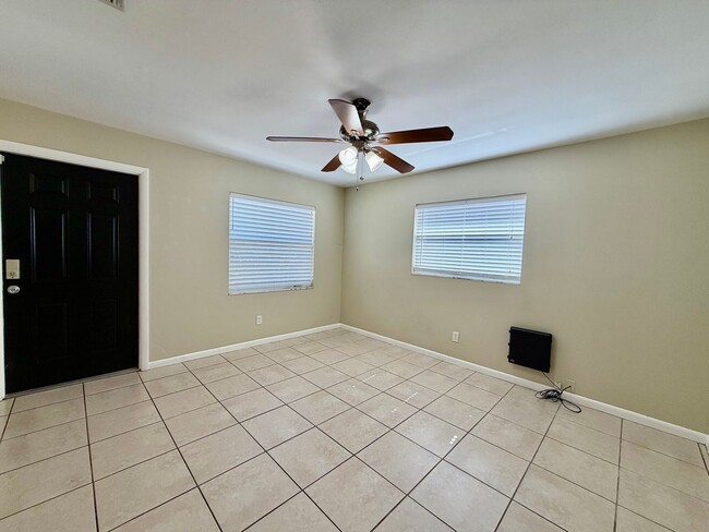 Building Photo - Charming 3 Bedroom 1.5 Bathroom in South Tampa!