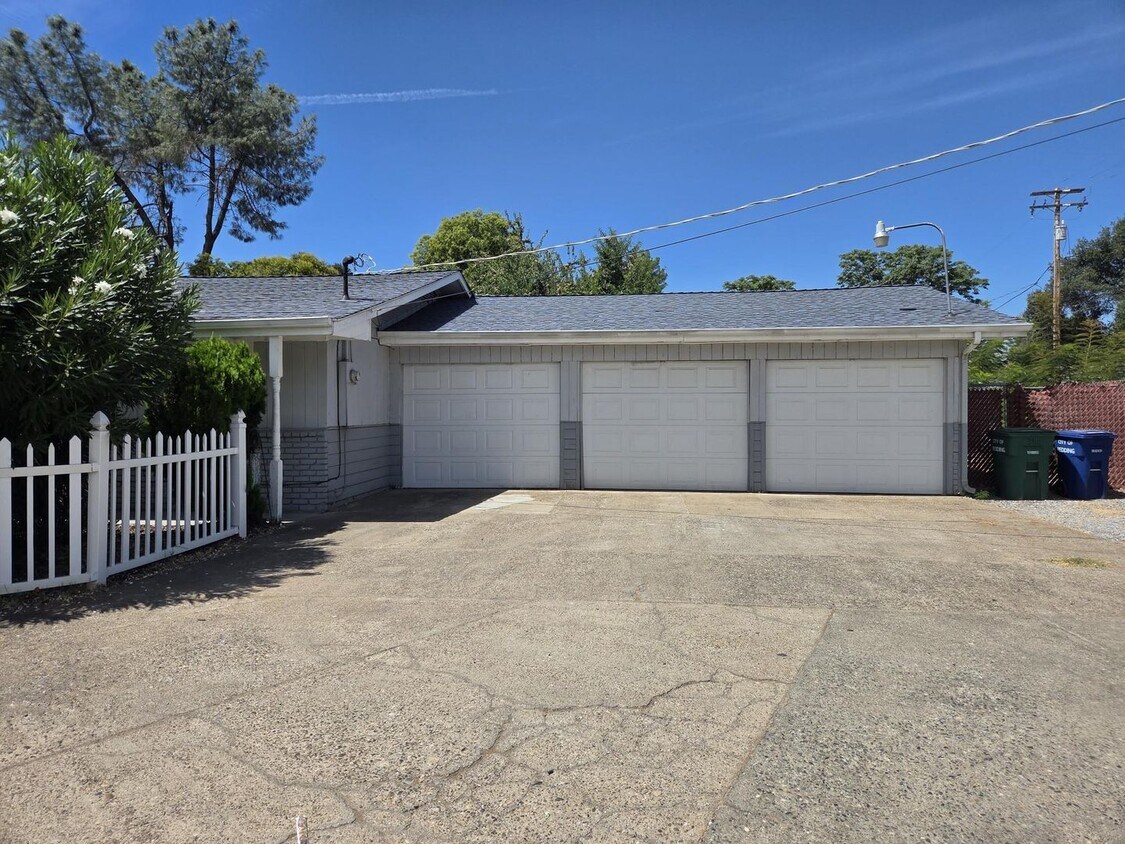 Foto principal - 5 BEDROOM 3 BATH HOME WITH 3 CAR GARAGE