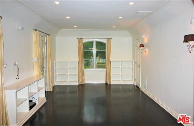 Sala de estar con muebles empotrados - 668 S GRETNA GREEN Way