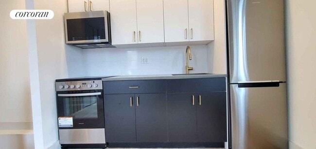 Building Photo - 22 E 212th St