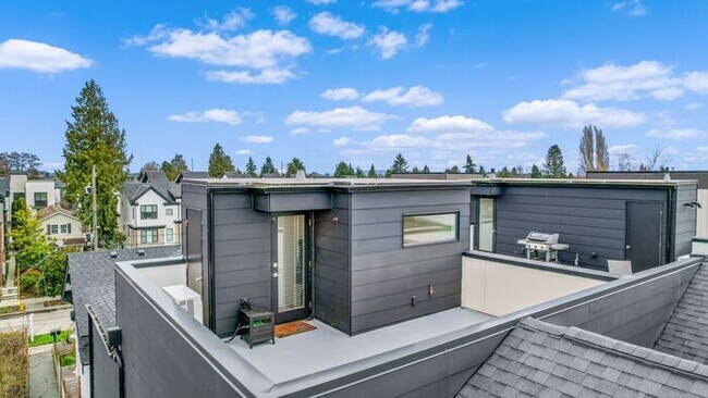 Foto del edificio - Stunning Modern Air-Conditioned Townhome in Coveted Whittier Heights
