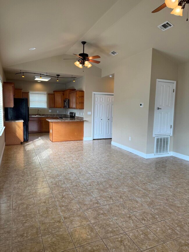 Foto del edificio - 129 Daisy Ln