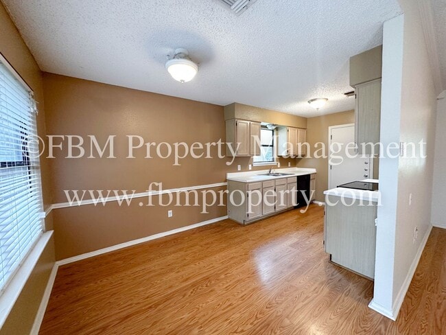 Building Photo - 921 Park Place - Beautiful 3 Bedroom, 2 Ba...