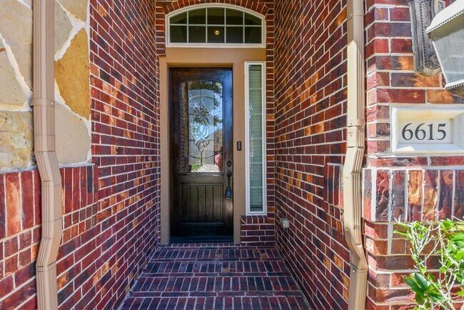 Foto del edificio - 6615 Rising Hills Ln