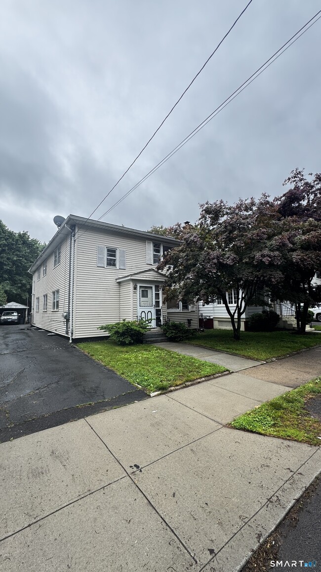 Building Photo - 156 Putnam Ave