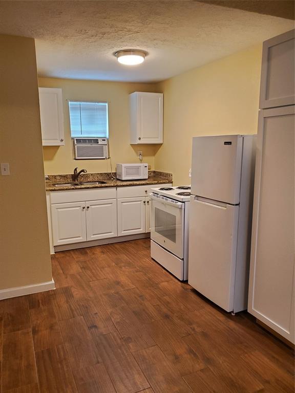 Kitchen - 219 Jackson Ave