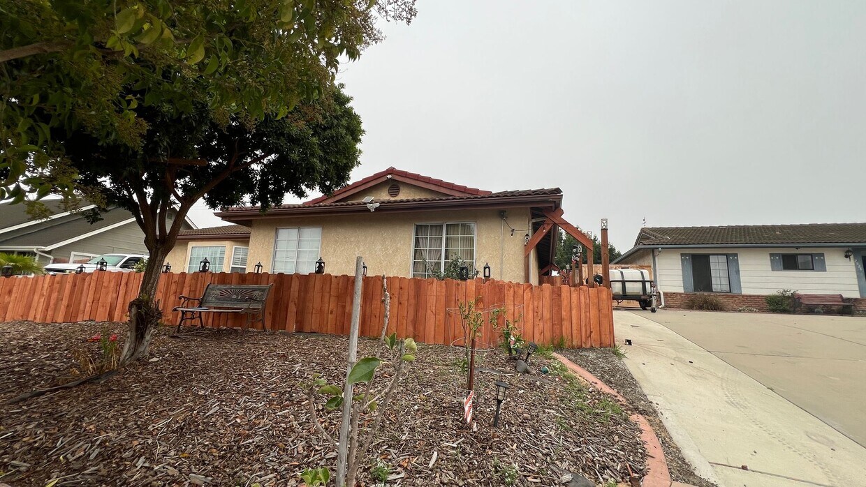 Foto principal - NEW Beautiful 3 Bedroom 1 Bath ADU - Furni...