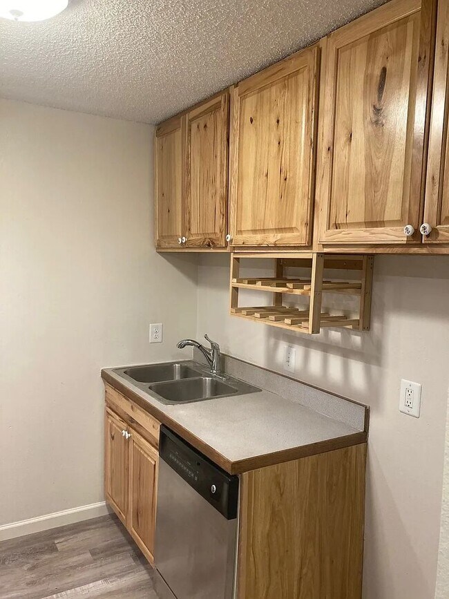 Building Photo - 1 Bedroom Condo Available Now!