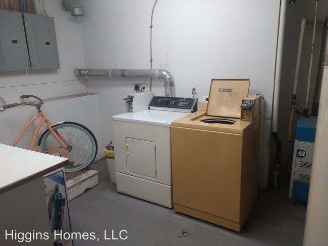 Building Photo - 146-150 Main St