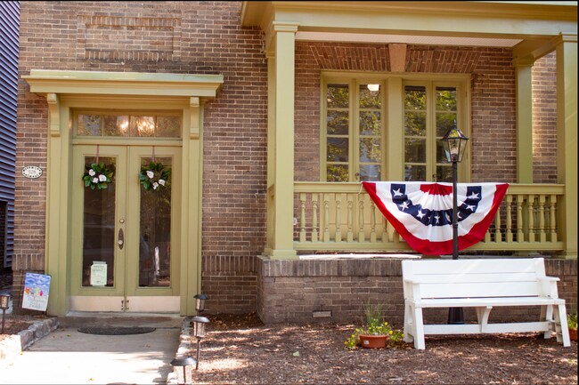 Front of Building - 528 Hampton Pl