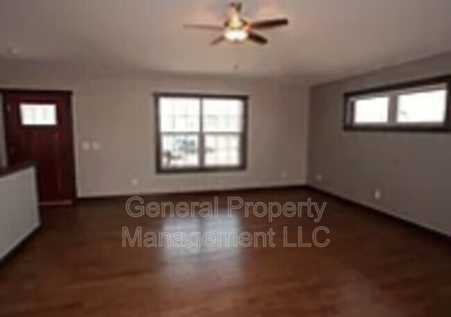 Foto del edificio - Beautiful 4 bed, 3 bath single-family home with attached 3-car garage in quiet residential neighb...