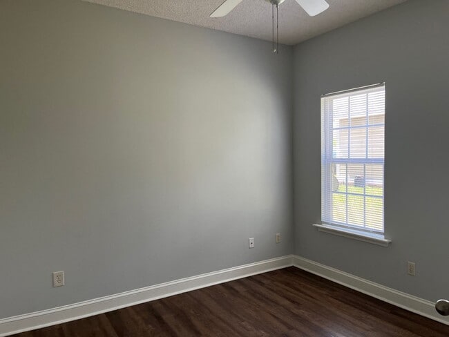 Building Photo - 213 Hedgerow Dr