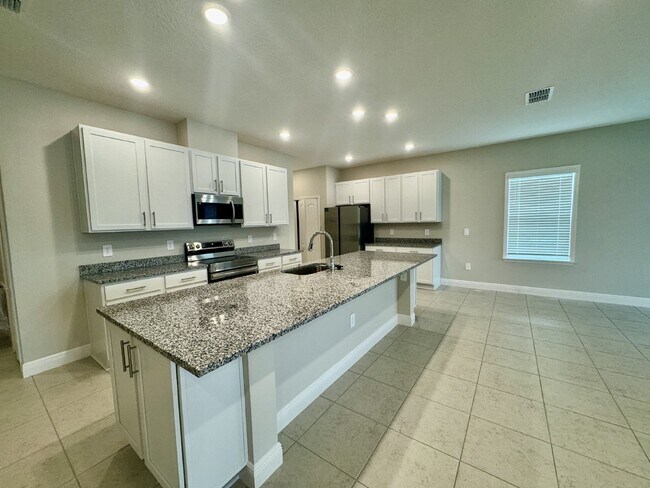Building Photo - Spacious 4-Bedroom Home in Bradenton, FL