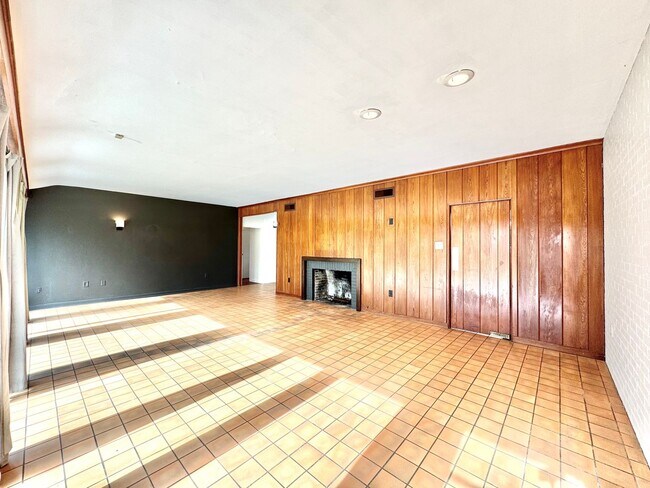 Foto del edificio - Vintage 2BR/2BA on Stanford Ave with Huge Fenced Yard & Lawn Care Included